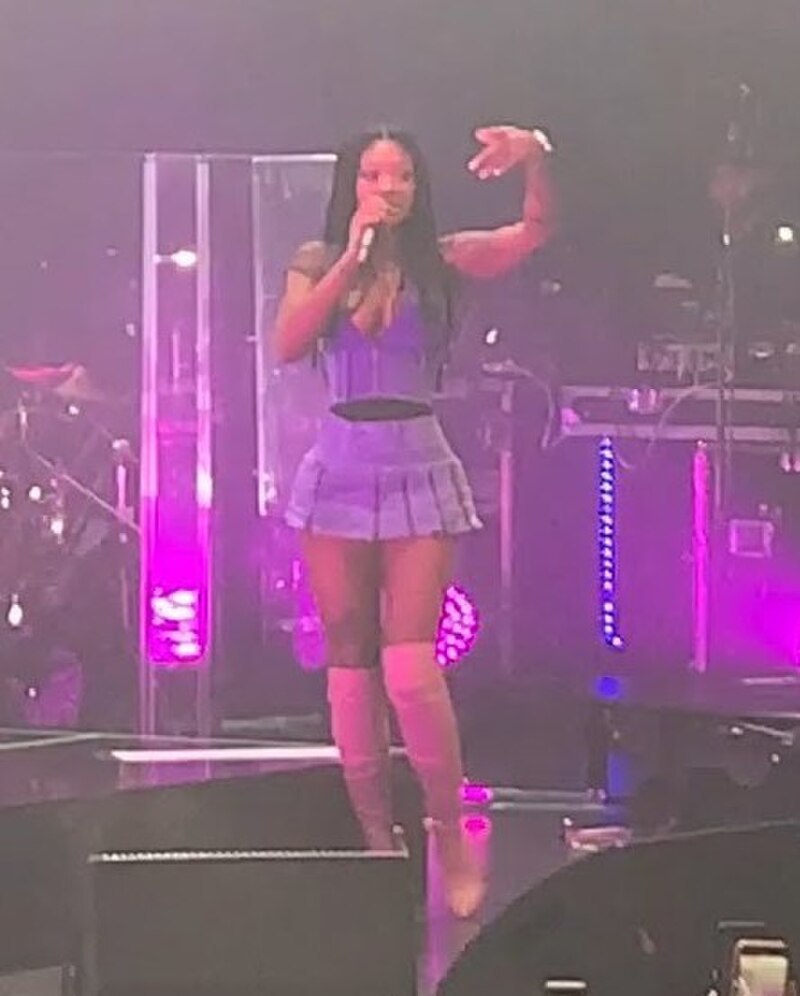 Summer Walker live in Toronto, November 2019 — the two-sold-out-tours era. Photo: Meet The Blacks via Wikimedia Commons, CC BY 3.0.